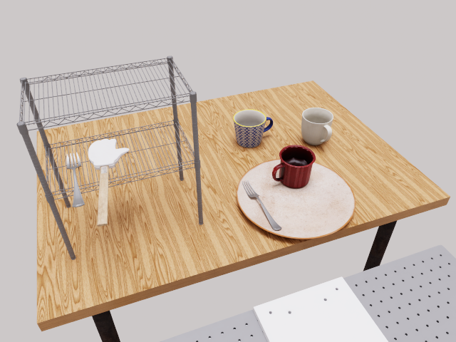 wire_shelf_mugs_plate_spatula.png