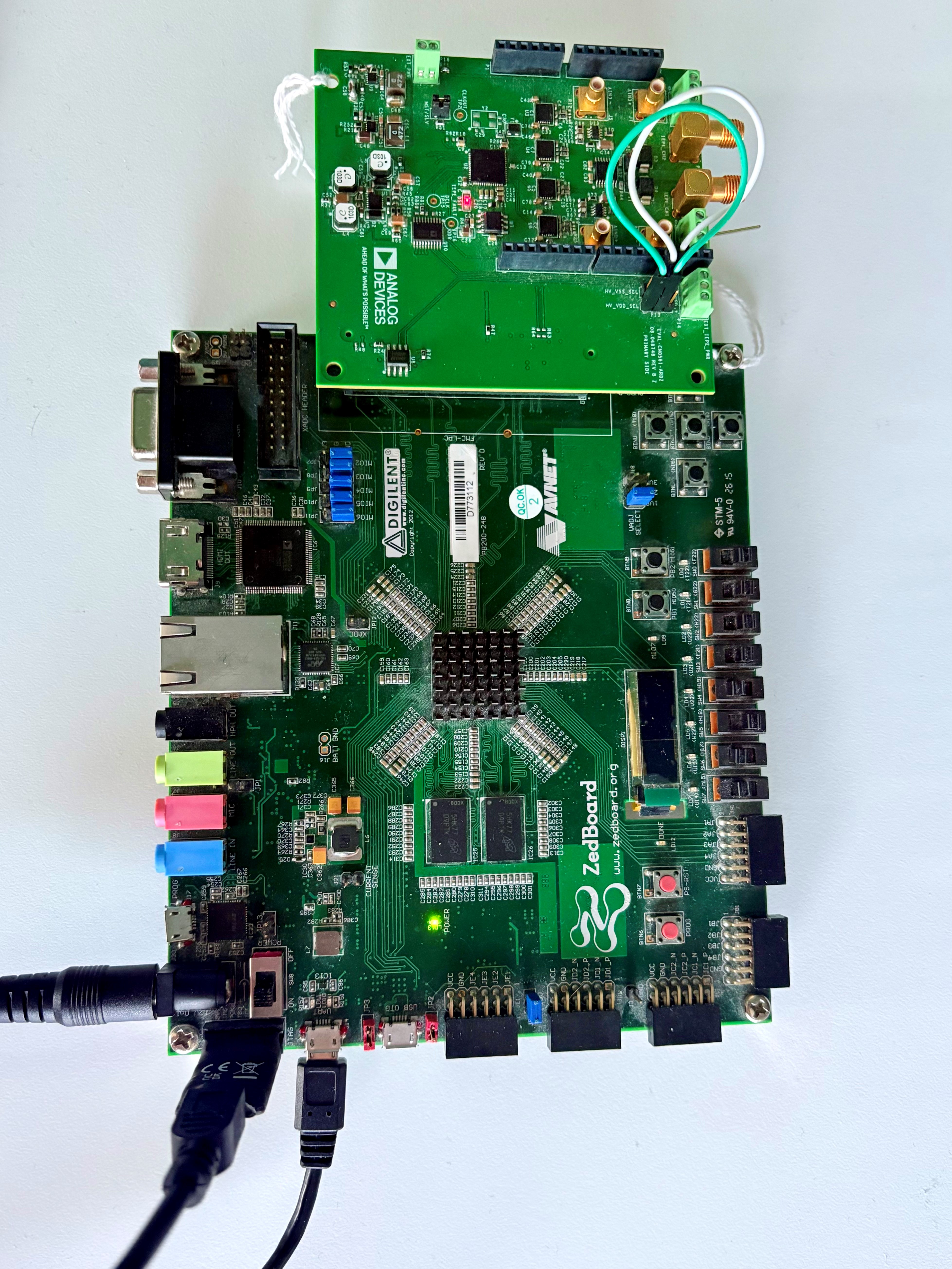 https://media.githubusercontent.com/media/analogdevicesinc/documentation/add-releases-adsp/docs/solutions/reference-designs/eval-cn0561-ardz/images/cn0561_setup_hardware_no_os_zed.jpg