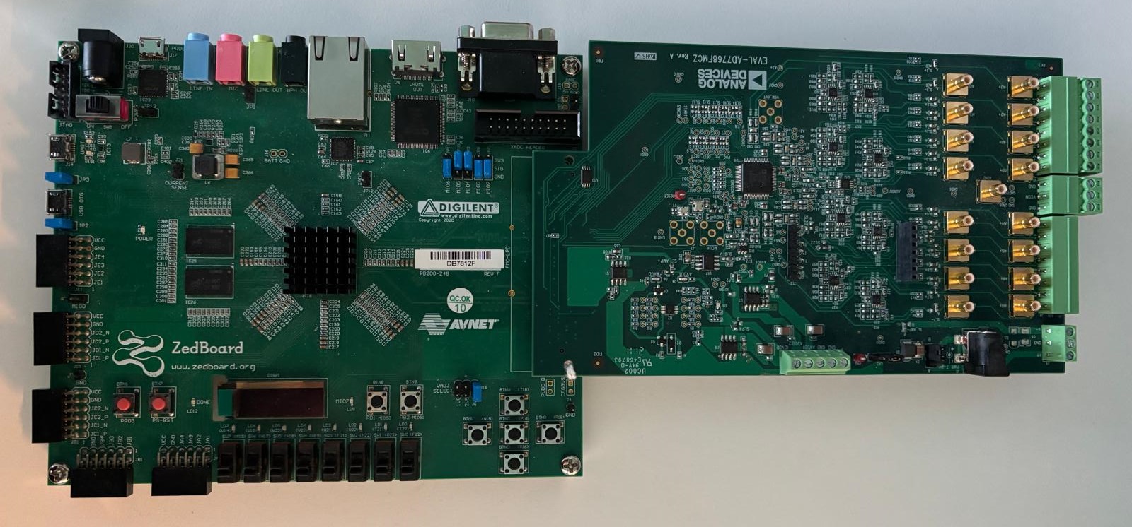 https://media.githubusercontent.com/media/analogdevicesinc/documentation/add_ad488x_fmc_evb_docs/docs/solutions/reference-designs/eval-ad7768-evb/images/ad7768_zed_setup.jpg
