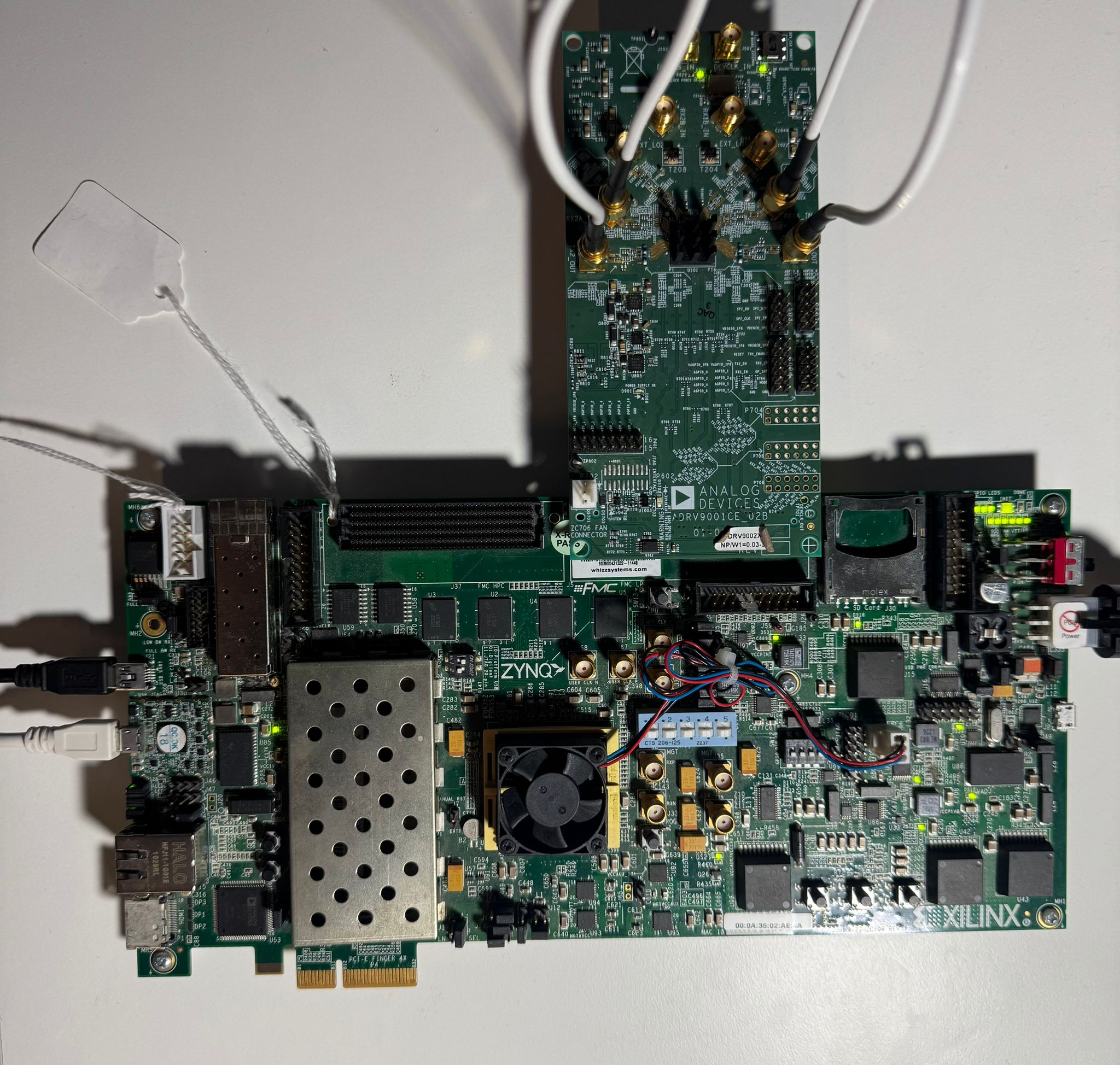 https://media.githubusercontent.com/media/analogdevicesinc/documentation/adrv9002/docs/solutions/reference-designs/adrv9002/images/adrv9002_zc706_noos_setup.jpeg