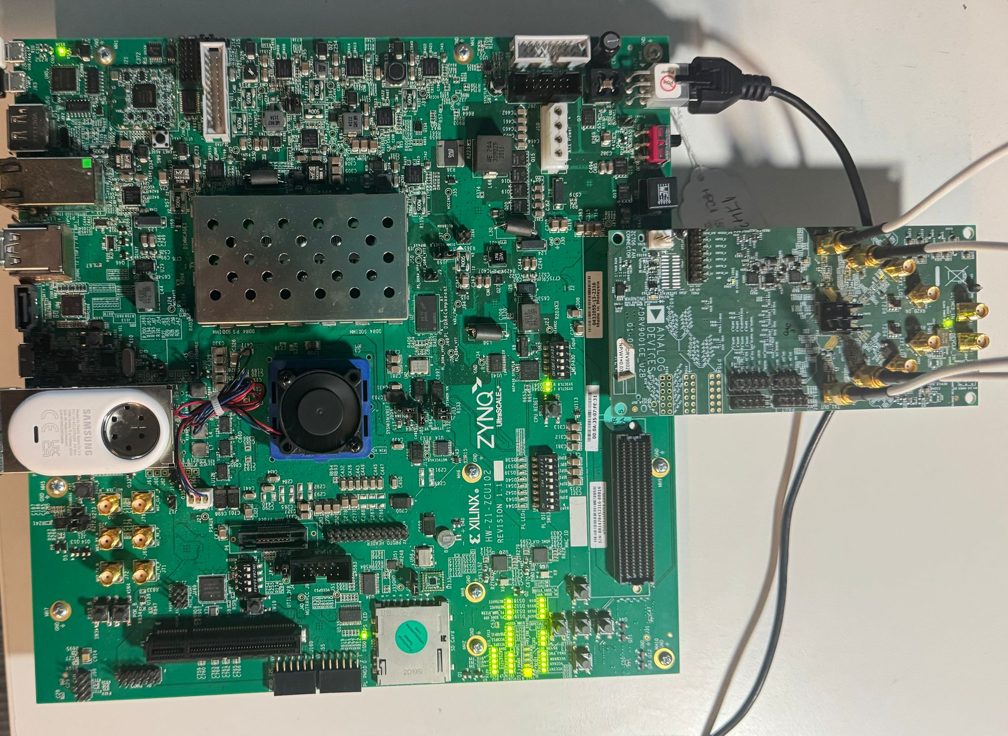 https://media.githubusercontent.com/media/analogdevicesinc/documentation/adrv9002/docs/solutions/reference-designs/adrv9002/images/adrv9002_zcu102_noos_setup.jpeg