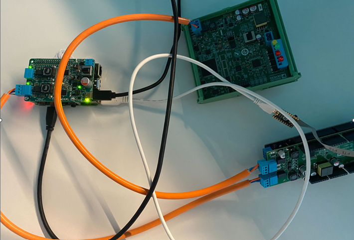 https://media.githubusercontent.com/media/analogdevicesinc/documentation/main/docs/solutions/reference-designs/ad-apard32690-sl/ad-apardpfwd-sl/production_testing/images/cable_connections.png