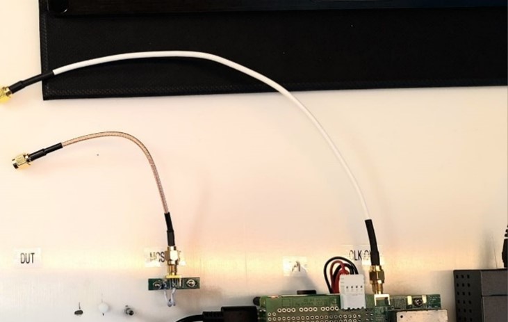 https://media.githubusercontent.com/media/analogdevicesinc/documentation/main/docs/solutions/reference-designs/ad-jupiter-ebz/images/external_ref_clock_sma_cable_conn.jpg