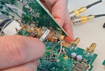https://media.githubusercontent.com/media/analogdevicesinc/documentation/main/docs/solutions/reference-designs/ad-jupiter-ebz/images/remove_ufl_cables_w_key_test_seq_2.jpg