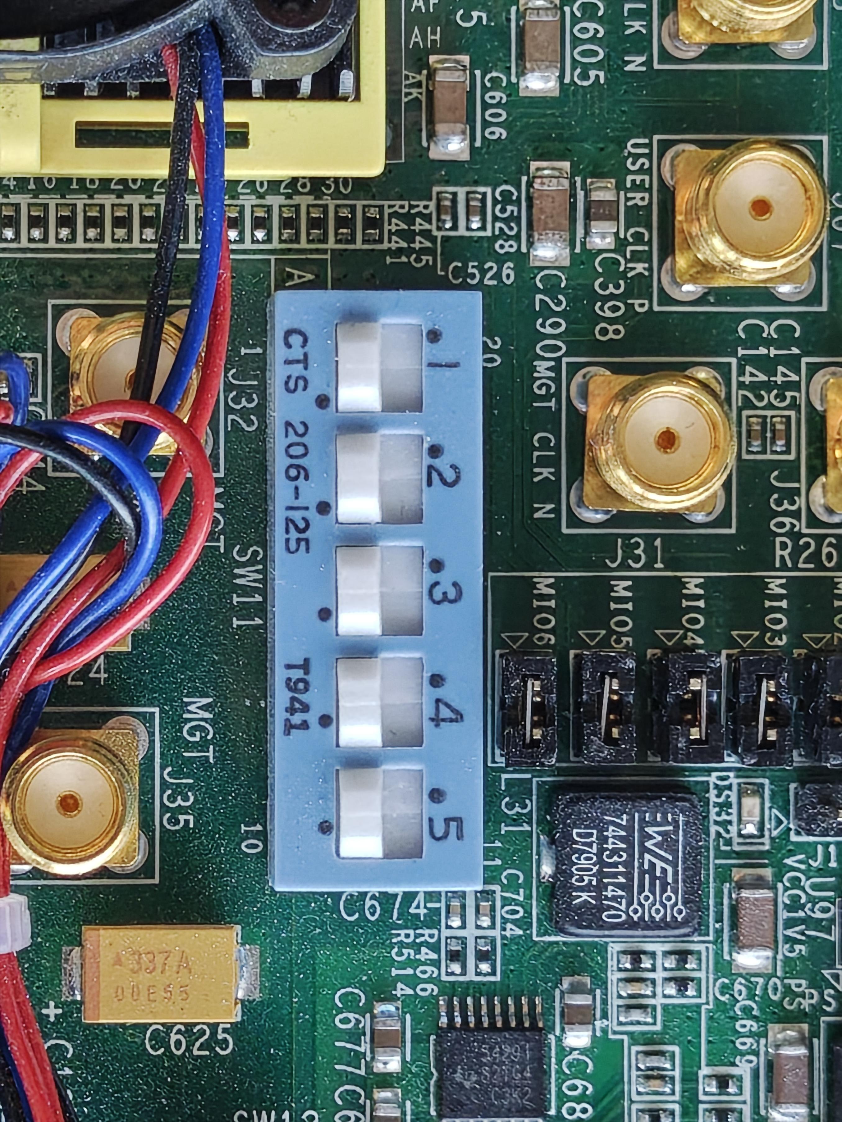https://media.githubusercontent.com/media/analogdevicesinc/documentation/main/docs/solutions/reference-designs/eval-ad9265/images/ad9265_switch_jtag.jpg