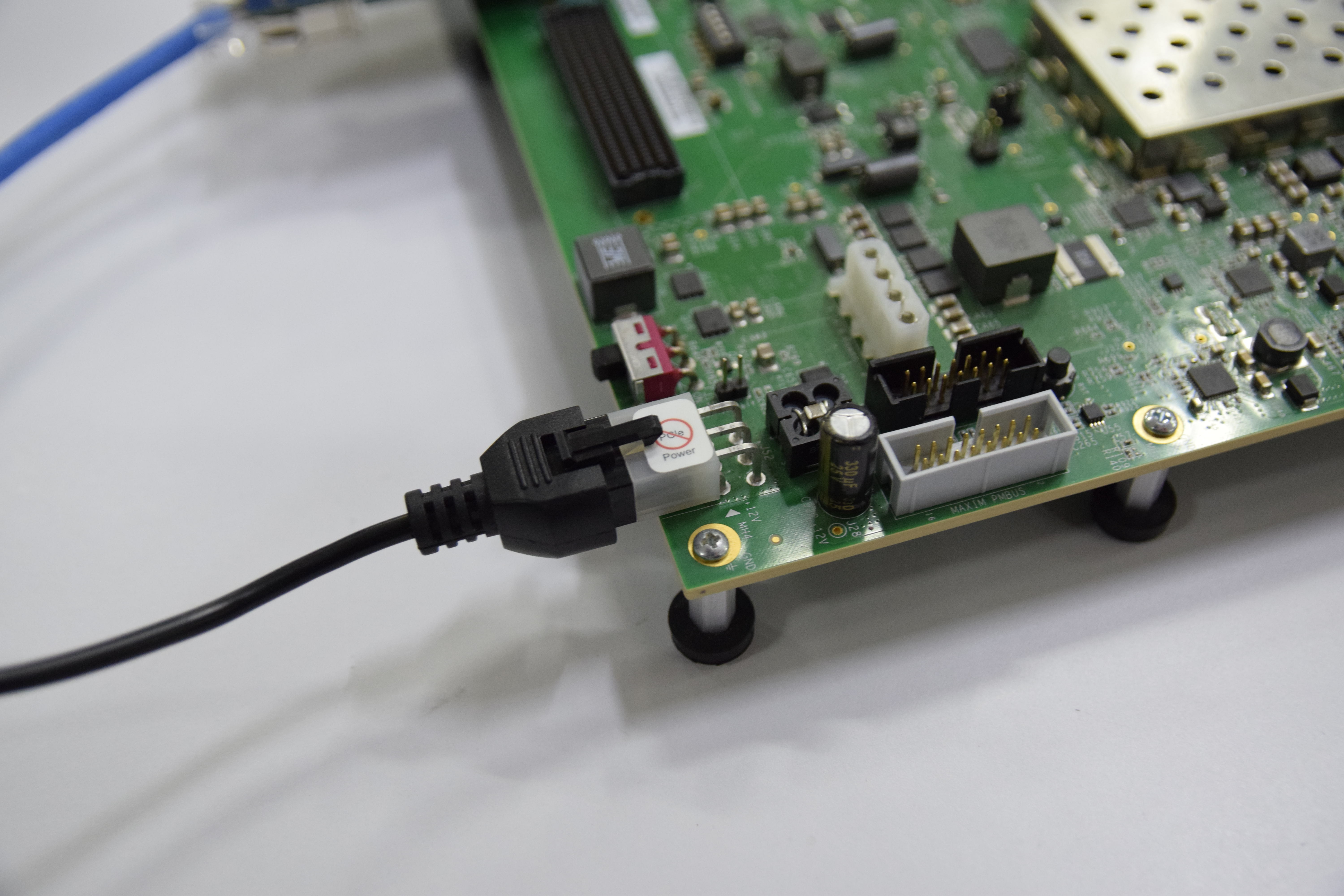 https://media.githubusercontent.com/media/analogdevicesinc/documentation/main/docs/solutions/reference-designs/eval-cn0506-fmcz/images/power_cord_dsc0007.jpg