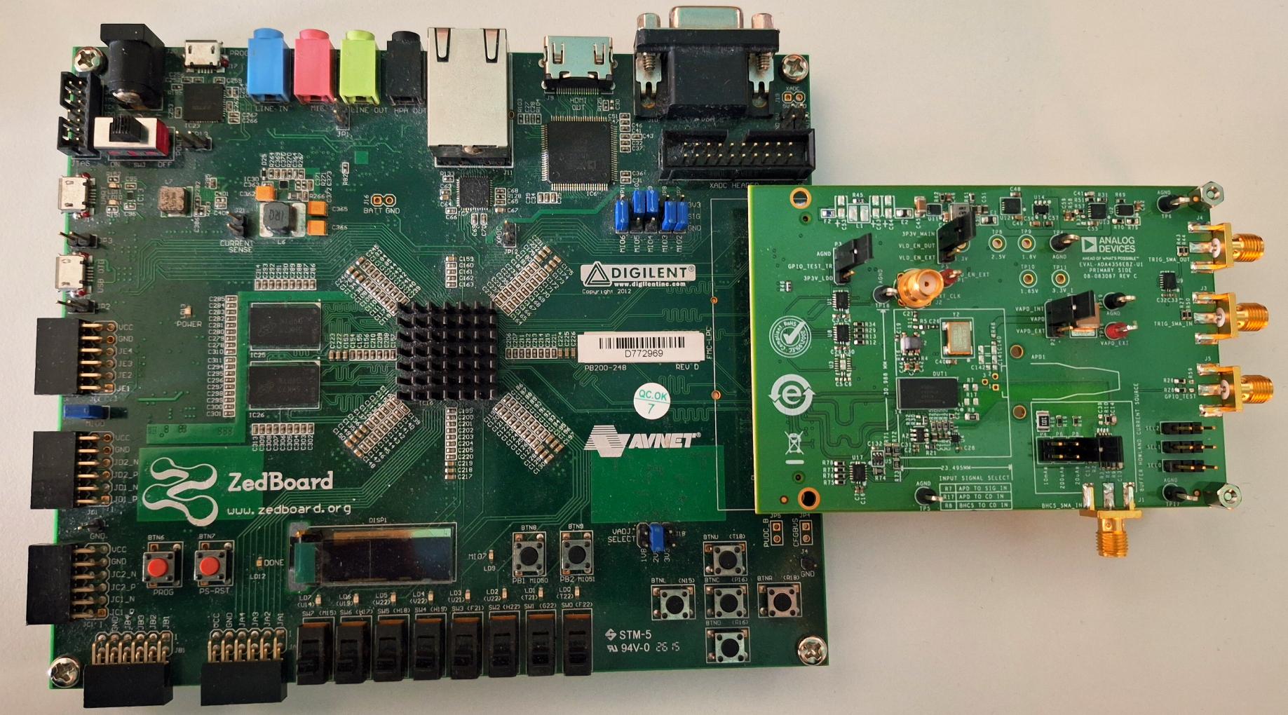 https://media.githubusercontent.com/media/analogdevicesinc/documentation/wiki_migration/eval-ad9694_extra_pages/docs/solutions/reference-designs/eval-ada4355-fmc/images/ada4356_zed.jpg