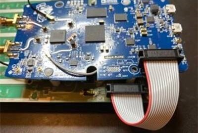 https://media.githubusercontent.com/media/analogdevicesinc/system-level/main/docs/solutions/platforms/phaser/hardware/assembly/ribbon_cable_installation_9.jpg