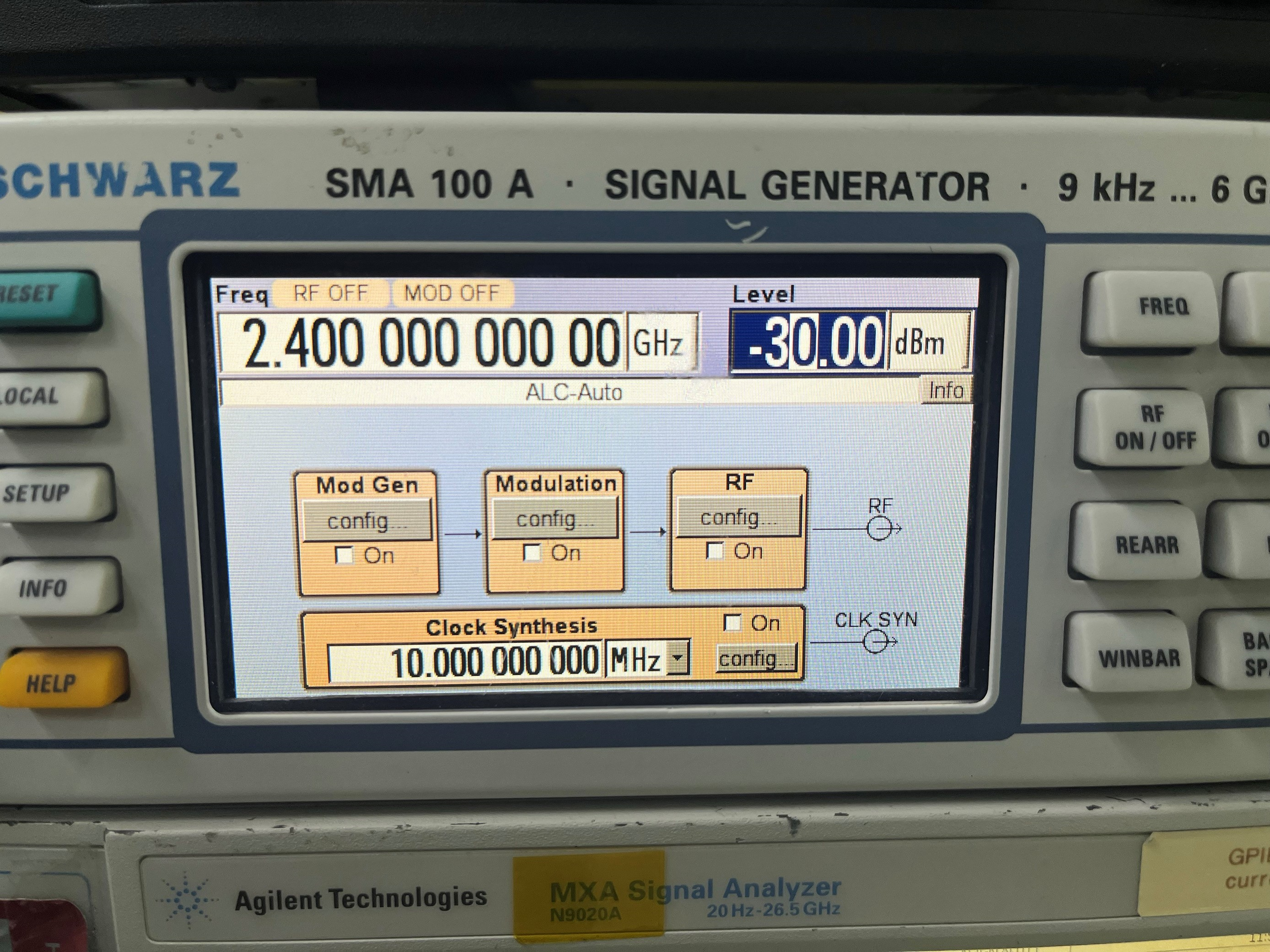 https://media.githubusercontent.com/media/analogdevicesinc/system-level/main/docs/solutions/reference-designs/ad-paarray3552r-sl/hardware-guide/sig_gen_setup.png