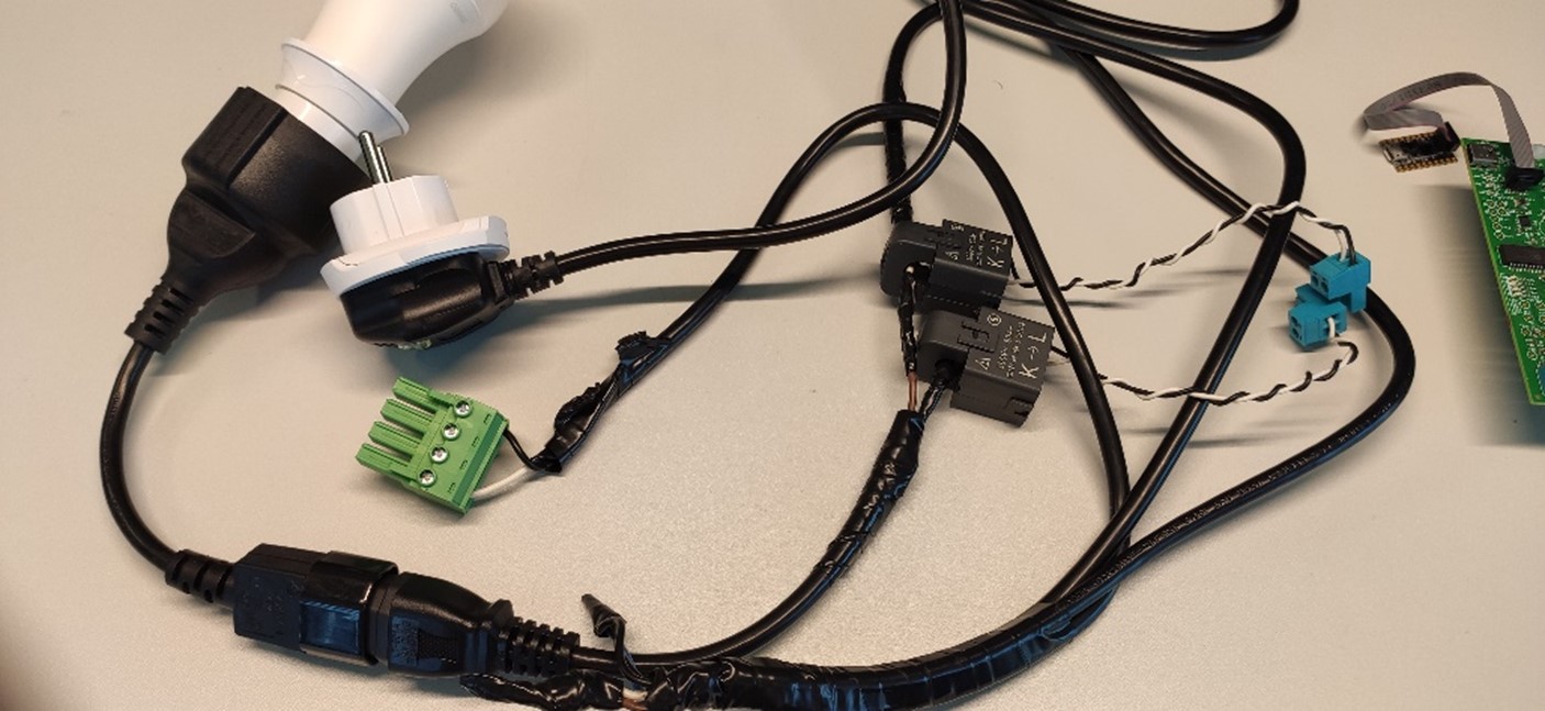 https://media.githubusercontent.com/media/analogdevicesinc/system-level/main/docs/solutions/reference-designs/ad-pqmon-sl/hardware-guide/cable_single_phase.jpg