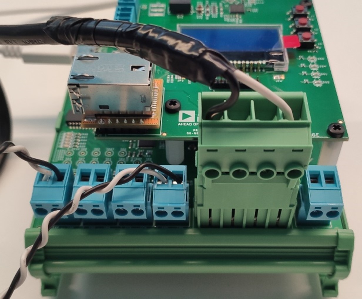 https://media.githubusercontent.com/media/analogdevicesinc/system-level/main/docs/solutions/reference-designs/ad-pqmon-sl/hardware-guide/single_phase_board_connection.jpg