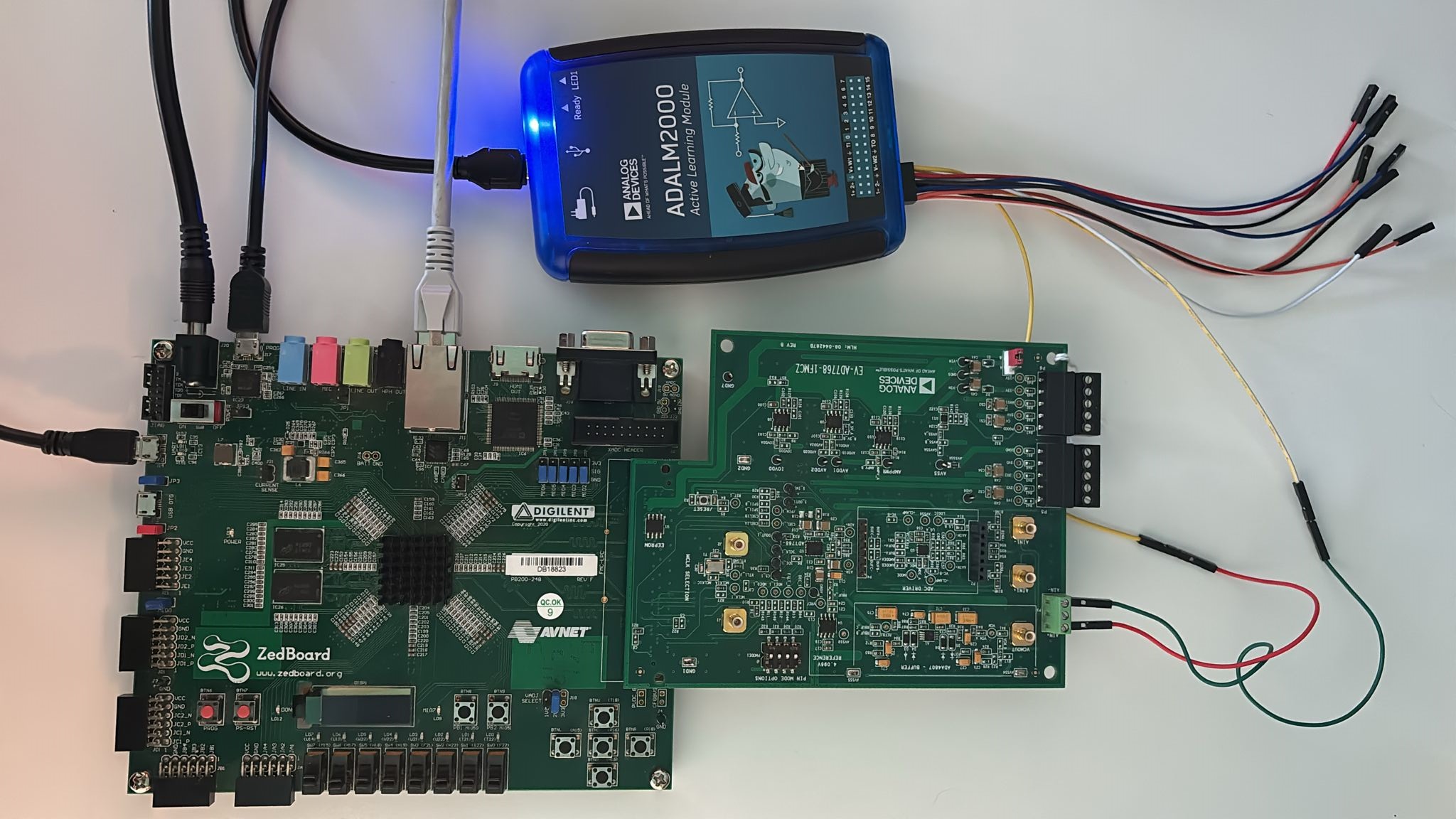 https://media.githubusercontent.com/media/analogdevicesinc/system-level/main/docs/solutions/reference-designs/ad7768-1-evb/images/ad77681_zed_jtag_setup.jpg