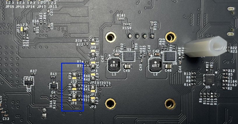 https://media.githubusercontent.com/media/analogdevicesinc/system-level/main/docs/solutions/reference-designs/adrd5161-01z/res/jumpers.png
