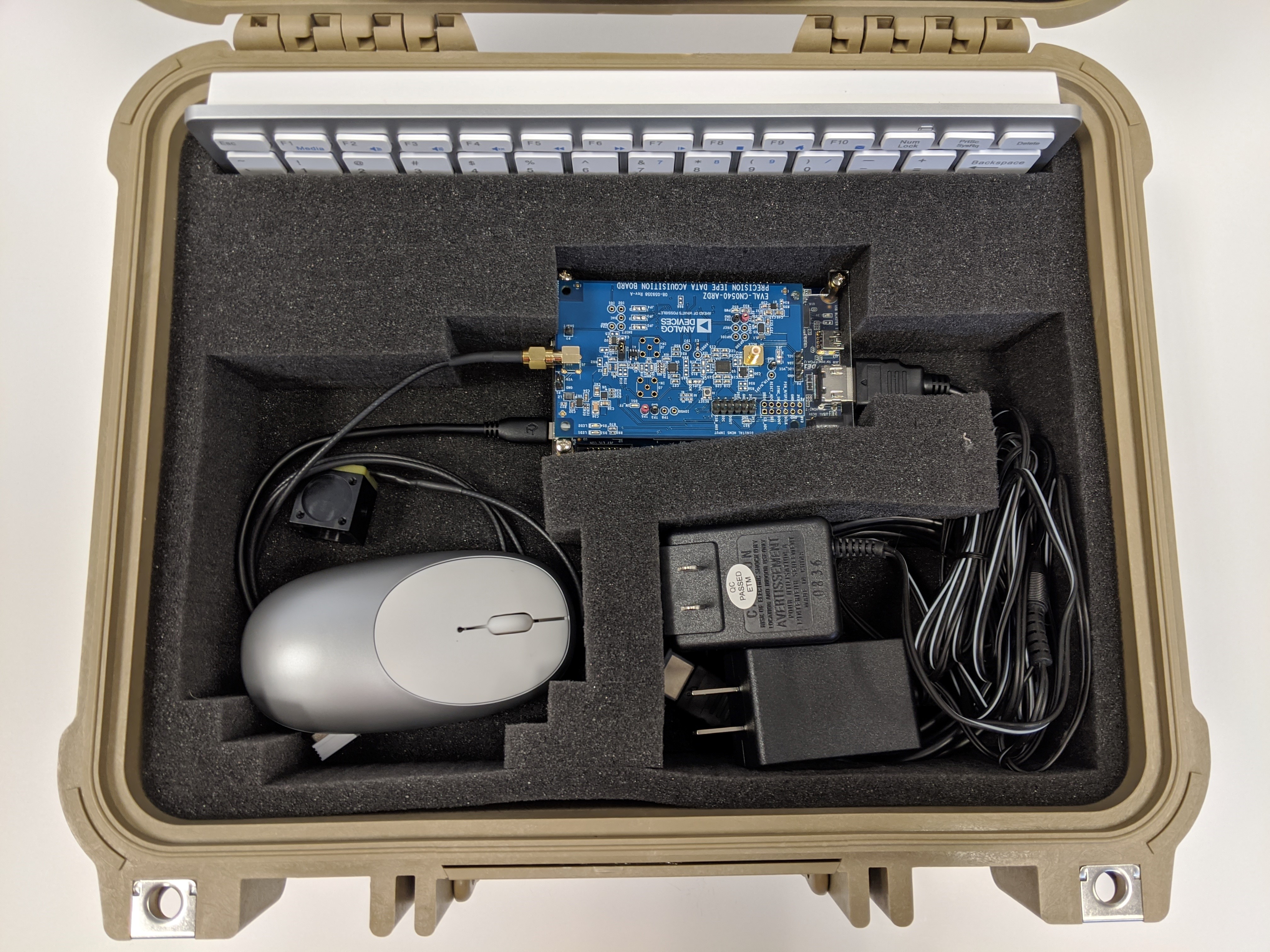 https://media.githubusercontent.com/media/analogdevicesinc/system-level/main/docs/solutions/reference-designs/cn0549/images/cn0549_pelican_case_buildup_cn0540_cn0532_de10_otg_mouse_hdmi_power2.jpg