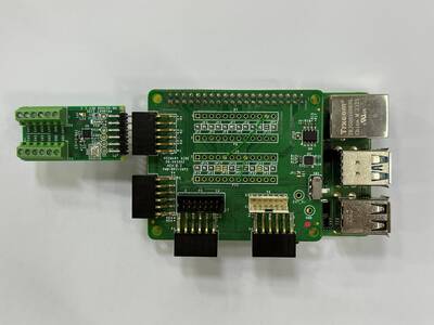 https://media.githubusercontent.com/media/analogdevicesinc/system-level/main/docs/solutions/reference-designs/eval-ad5592R-pmdz/5592_rpi.jpg