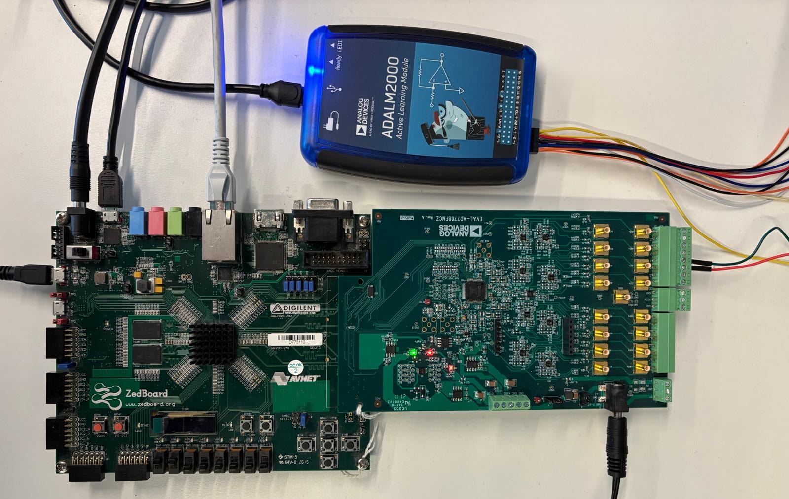 https://media.githubusercontent.com/media/analogdevicesinc/system-level/main/docs/solutions/reference-designs/eval-ad7768-evb/images/ad7768_zed_jtag_setup.jpg