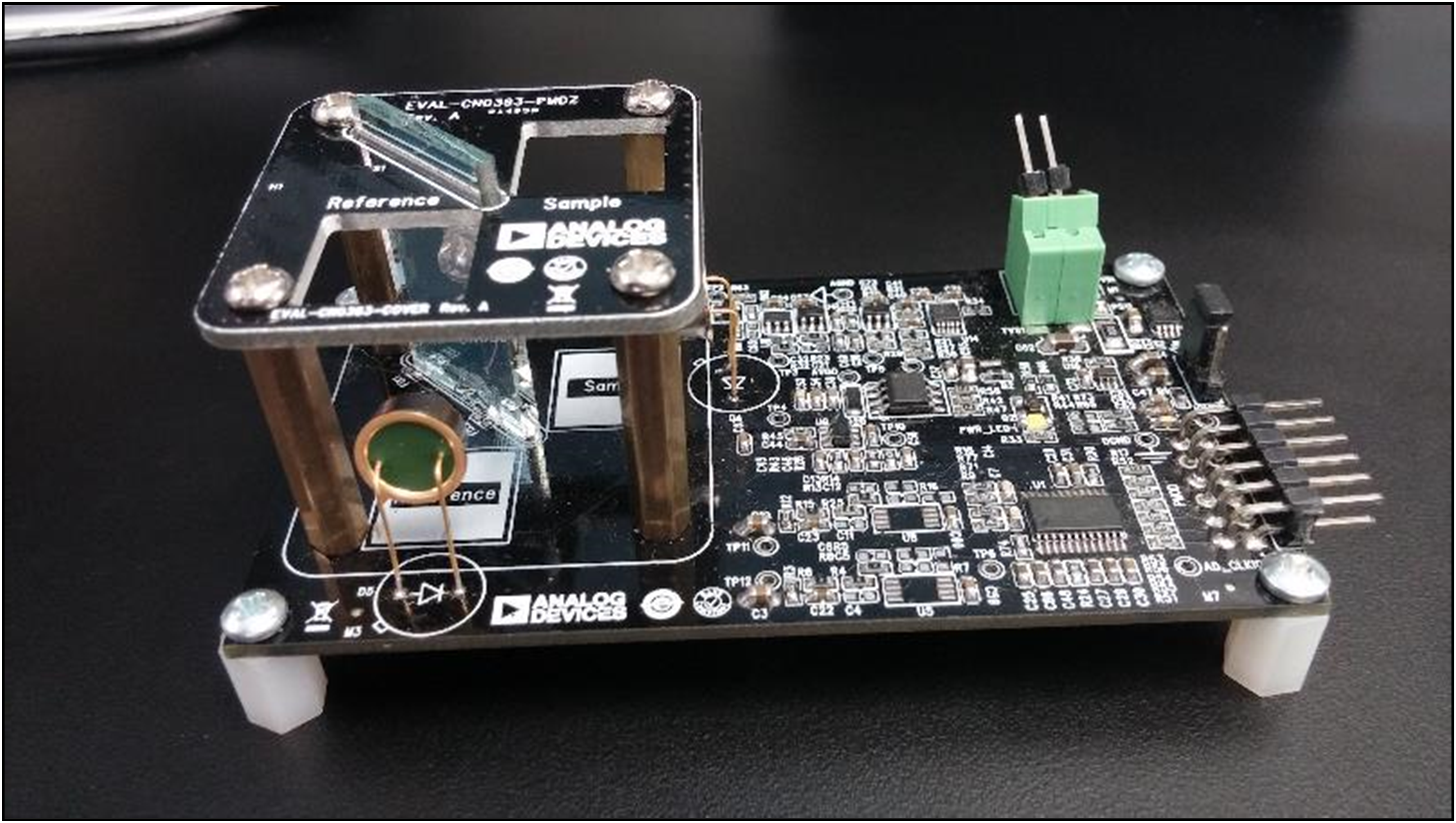 https://media.githubusercontent.com/media/analogdevicesinc/system-level/main/docs/solutions/reference-designs/eval-cn0363-pmdz/images/colorimeter_photo.png
