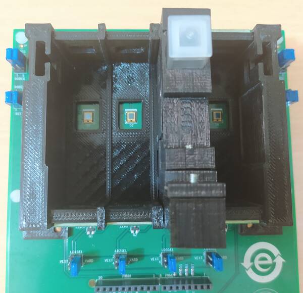 https://media.githubusercontent.com/media/analogdevicesinc/system-level/main/docs/solutions/reference-designs/eval-cn0503-ardz/pH-measurement/ph_emptycuvette.jpg
