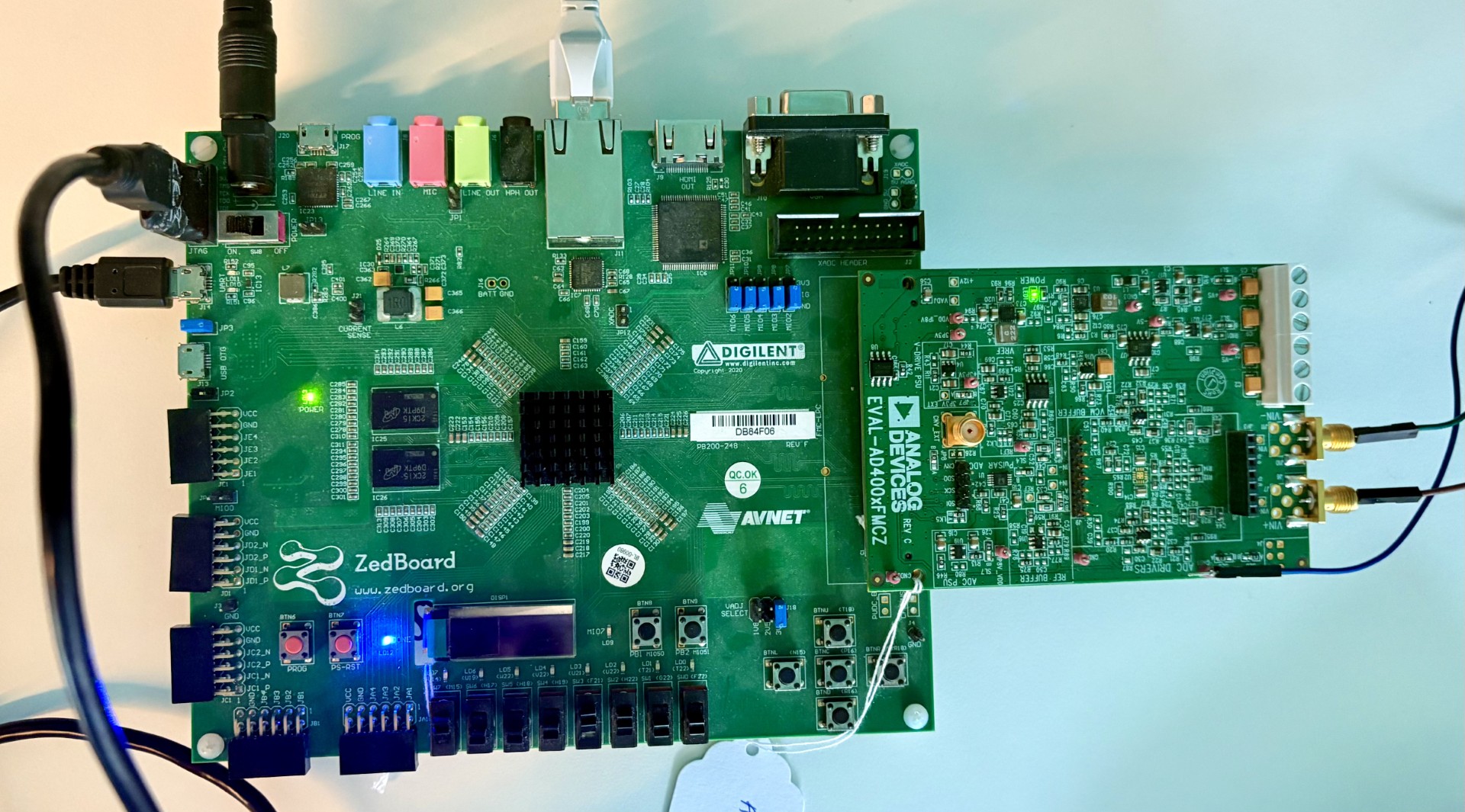 https://media.githubusercontent.com/media/analogdevicesinc/system-level/main/docs/solutions/reference-designs/pulsar_adc/images/pulsar_adc_zed_no_os_setup.jpg