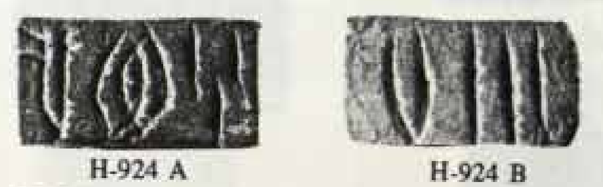 The two faces of tablet H-924 showing different arrangements of strokes