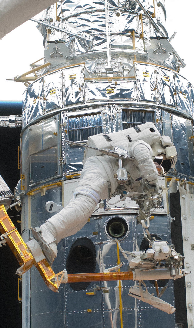 06-space_walk.jpg