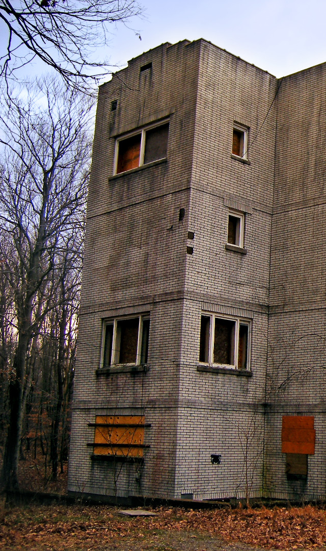 36-abandoned_apartment.jpg