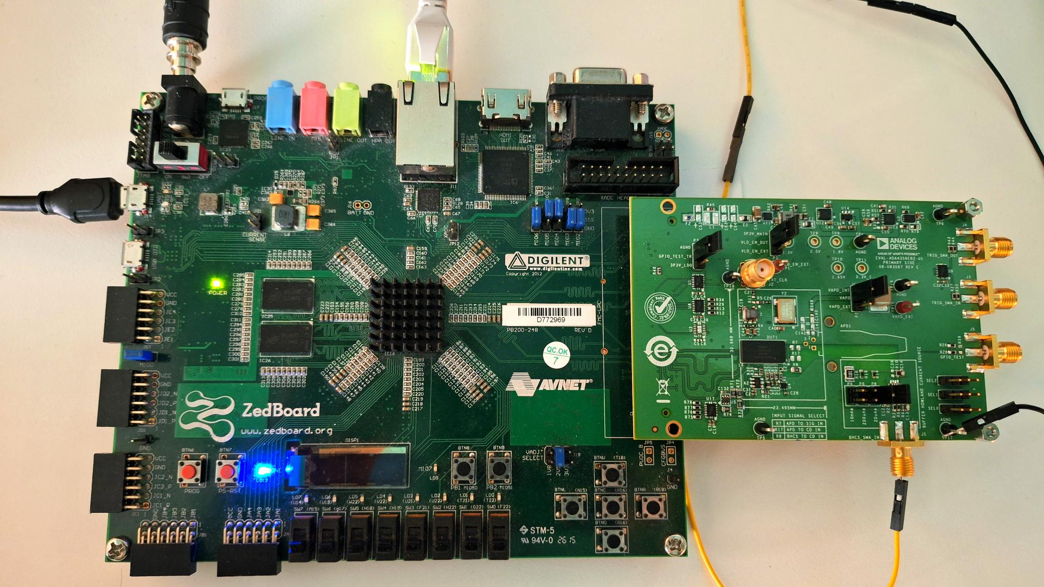 https://media.githubusercontent.com/media/plescaevelyn/adi-documentation/intro_to_electronics_ws_update/docs/solutions/reference-designs/eval-ada4355-fmc/images/ada4356_zed_setup.jpg