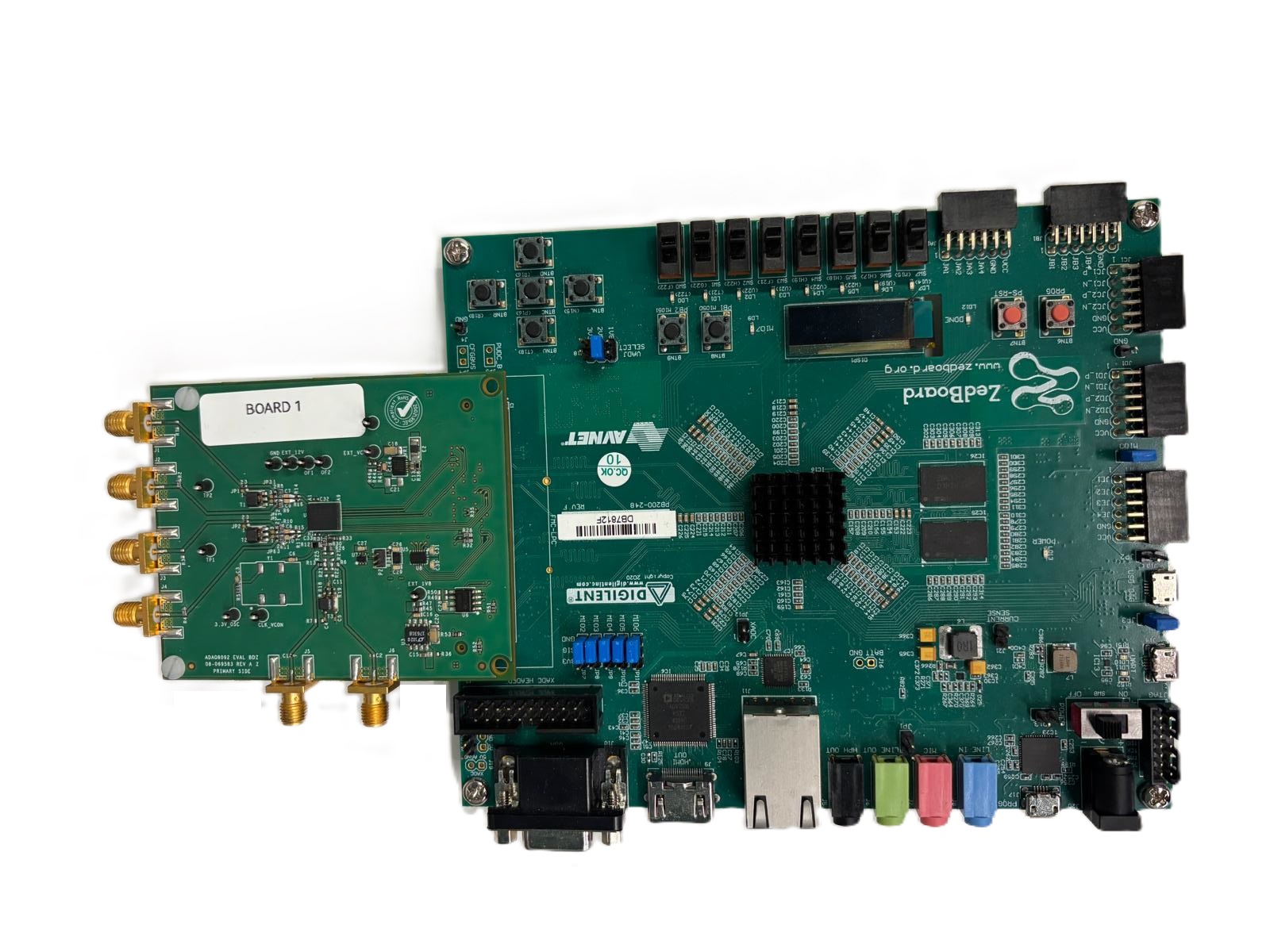 https://media.githubusercontent.com/media/plescaevelyn/adi-documentation/intro_to_electronics_ws_update/docs/solutions/reference-designs/eval-adaq8092-fmc/images/adaq8092_zed_setup.jpg