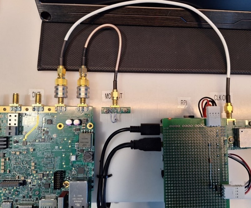 https://media.githubusercontent.com/media/plescaevelyn/adi-documentation/jupiter_prod_test/docs/solutions/reference-designs/ad-jupiter-ebz/production_testing/images/external_ref_clock_mcs_cable.jpg