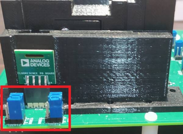 https://media.githubusercontent.com/media/plescaevelyn/adi-documentation/t1lpse-temp-controller/docs/solutions/reference-designs/eval-cn0503-ardz/fluorescence-measurement/fl_returnjumper.jpg