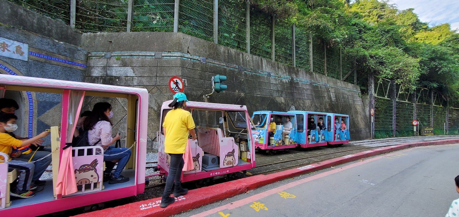 烏來 台車：小火車體驗/ 逛老街 / 雙寶一起去旅行