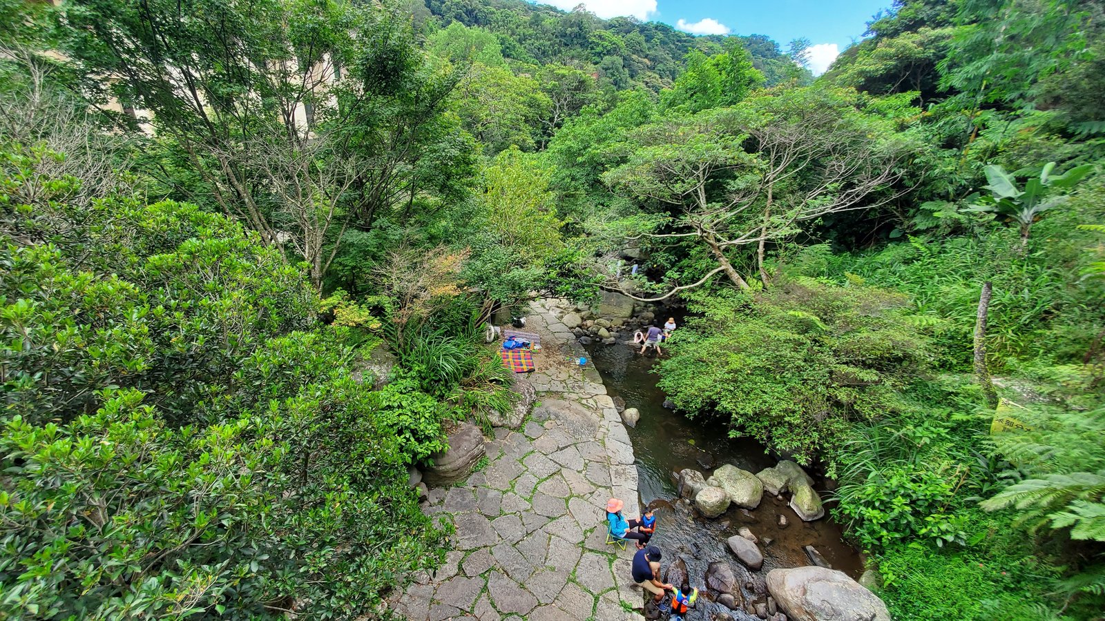 陽明山 福田園休閒農場：小溪玩水安全清涼/玻璃屋喝咖啡/ 芬