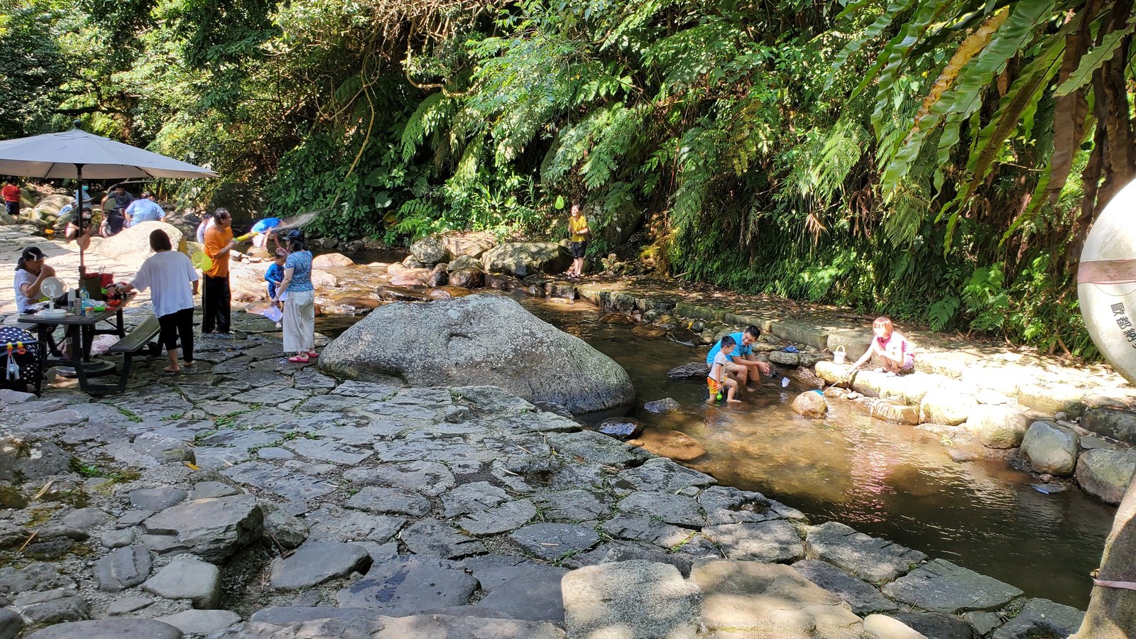 陽明山 福田園休閒農場：小溪玩水安全清涼/玻璃屋喝咖啡/ 芬