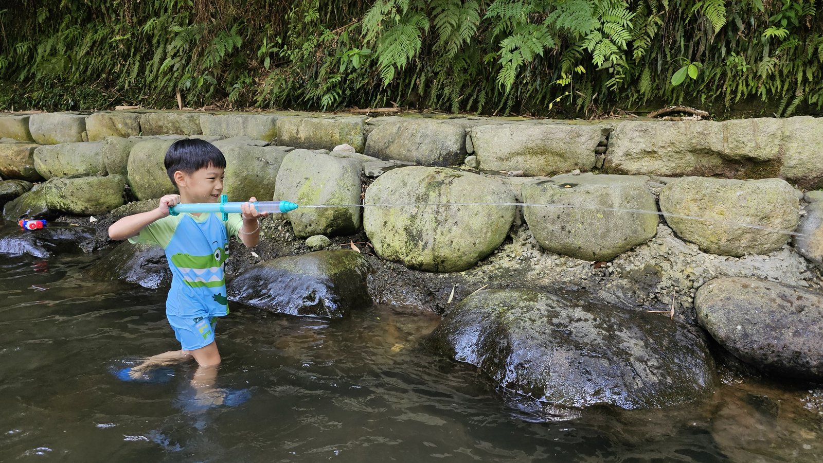 陽明山 福田園休閒農場：小溪玩水安全清涼/玻璃屋喝咖啡/ 芬