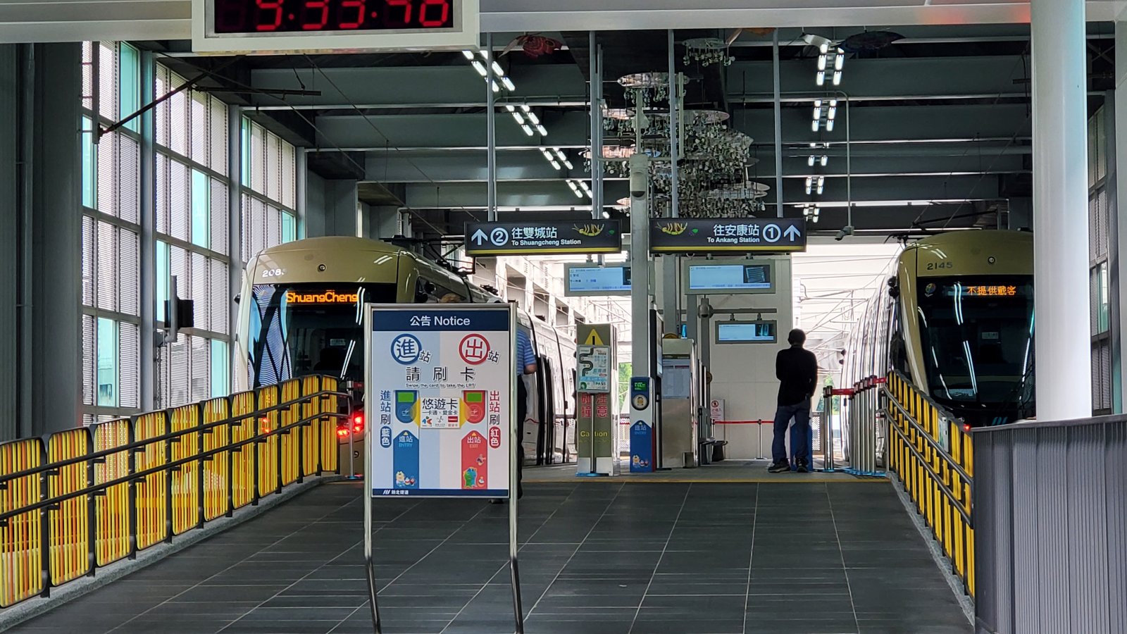 新北 環狀線 與安坑輕軌：小小鐵道迷之旅