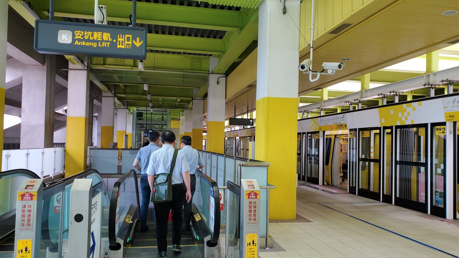 新北 環狀線 與安坑輕軌：小小鐵道迷之旅