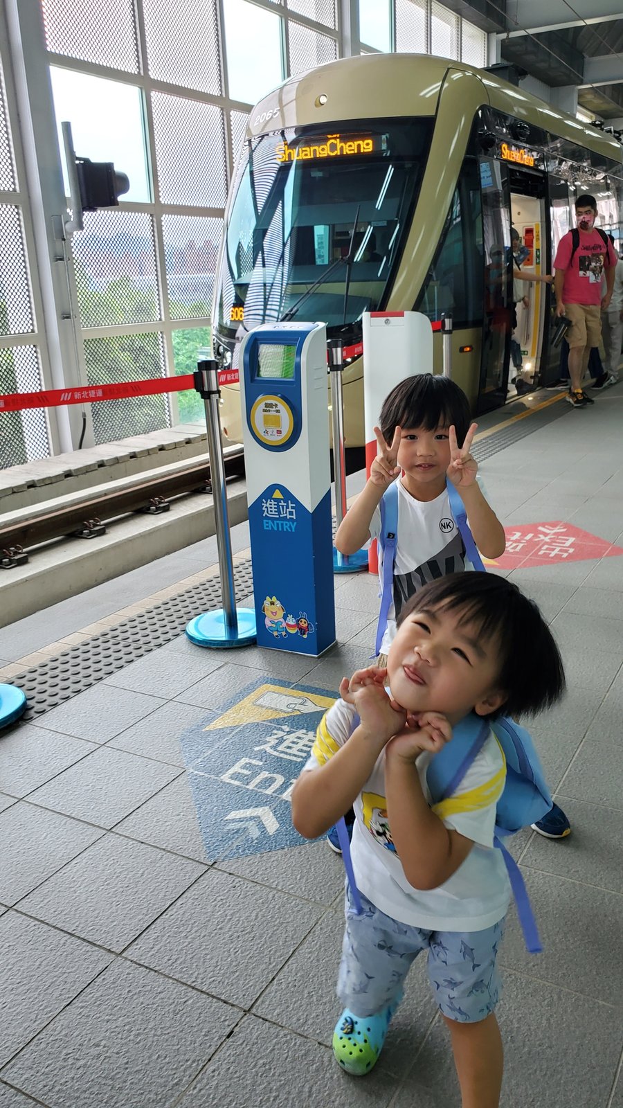 新北 環狀線 與安坑輕軌：小小鐵道迷之旅