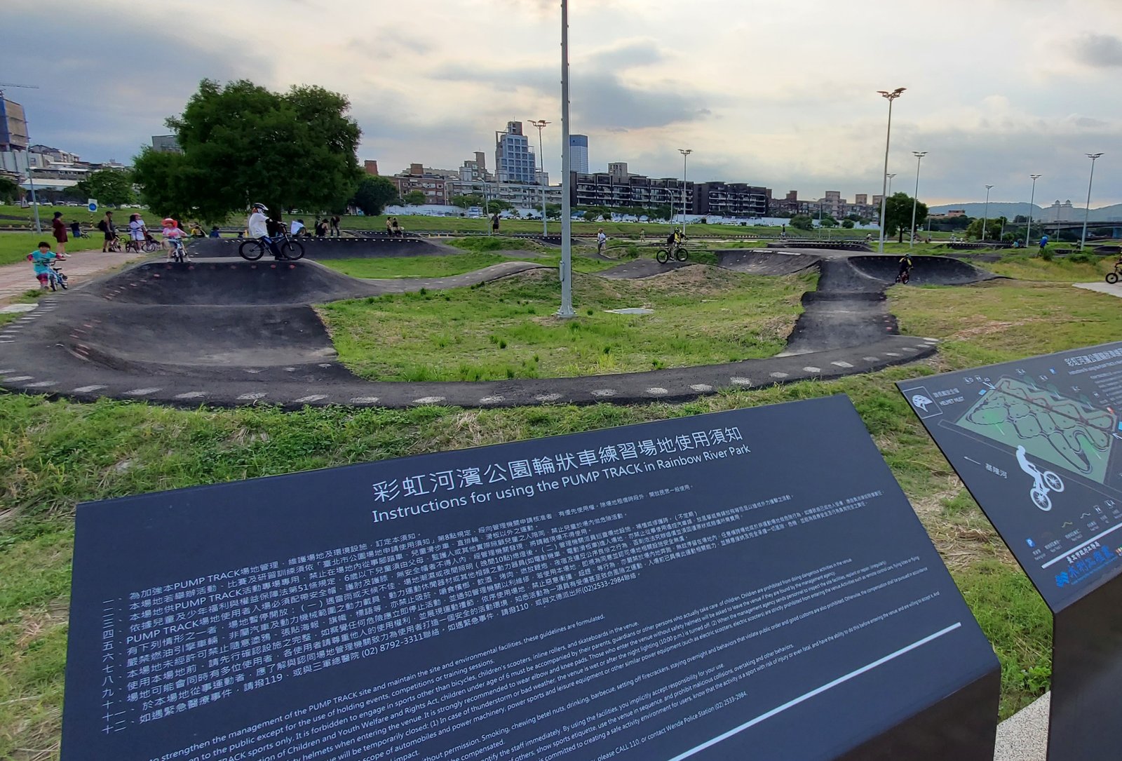 台北內湖 彩虹河濱公園輪狀車練習場：進階挑戰級的賽道/刺激好