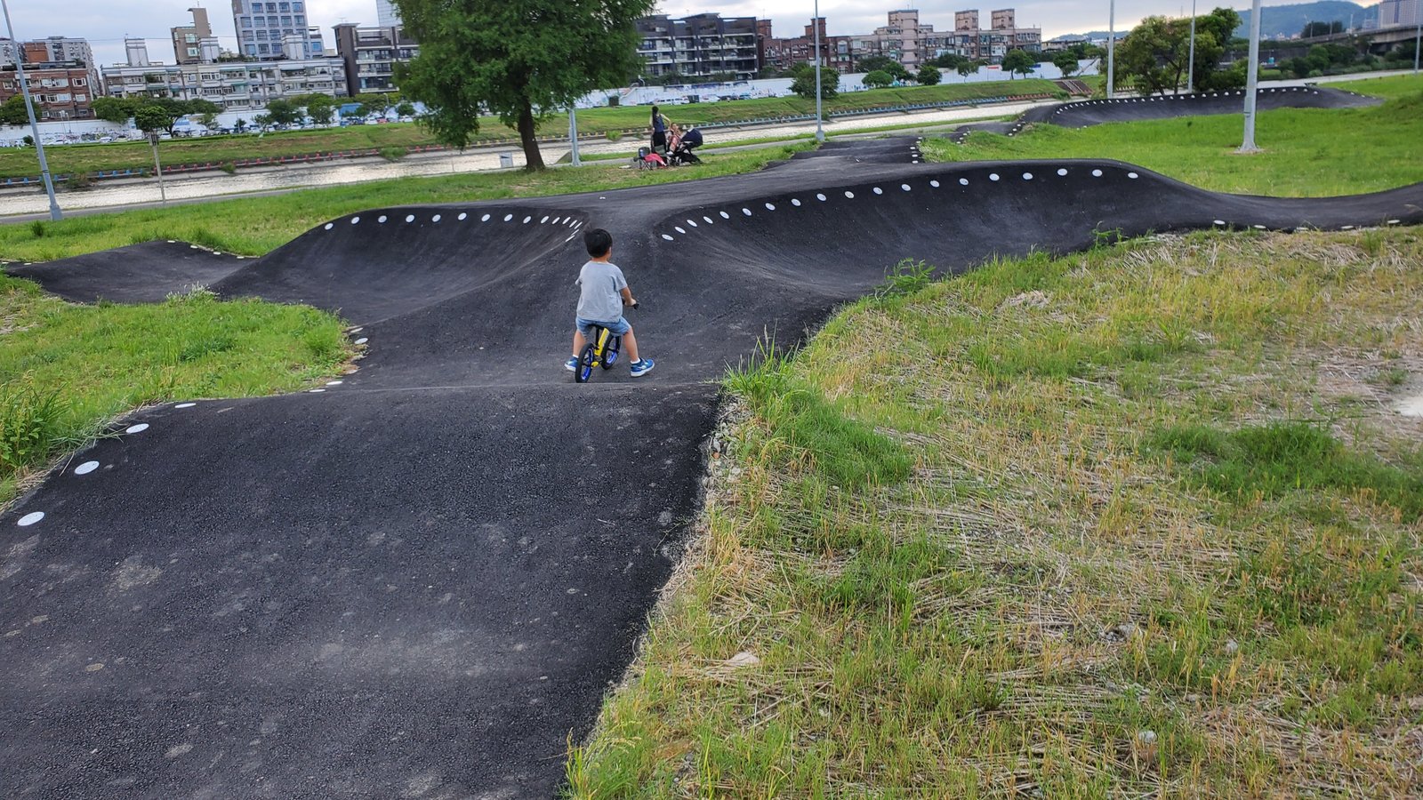 台北內湖 彩虹河濱公園輪狀車練習場：進階挑戰級的賽道/刺激好
