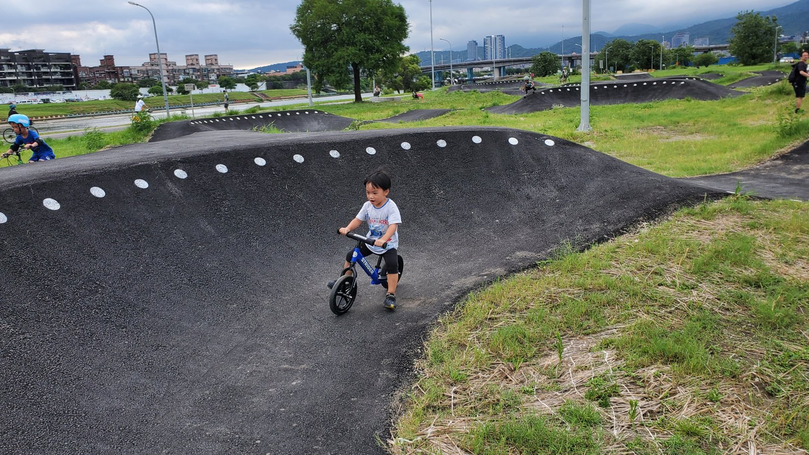 台北內湖 彩虹河濱公園輪狀車練習場：進階挑戰級的賽道/刺激好