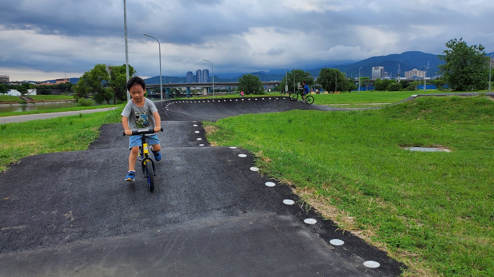 台北內湖 彩虹河濱公園輪狀車練習場：進階挑戰級的賽道/刺激好