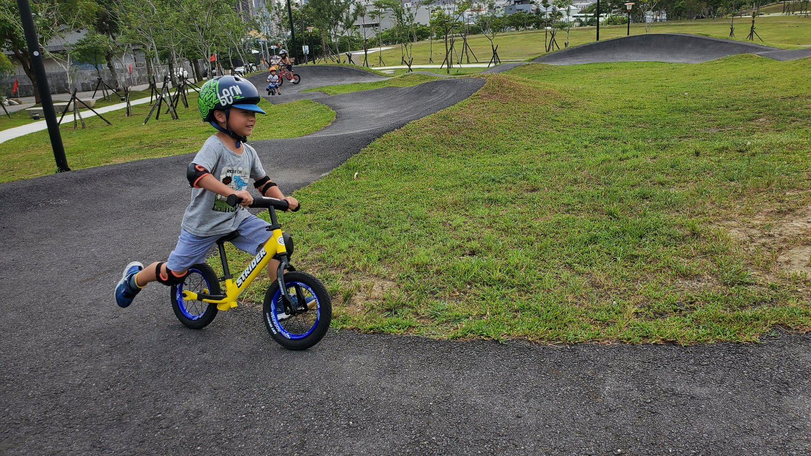 台北內湖 彩虹河濱公園輪狀車練習場：進階挑戰級的賽道/刺激好