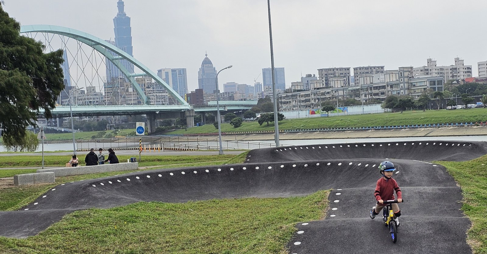 台北內湖 彩虹河濱公園輪狀車練習場：進階挑戰級的賽道/刺激好