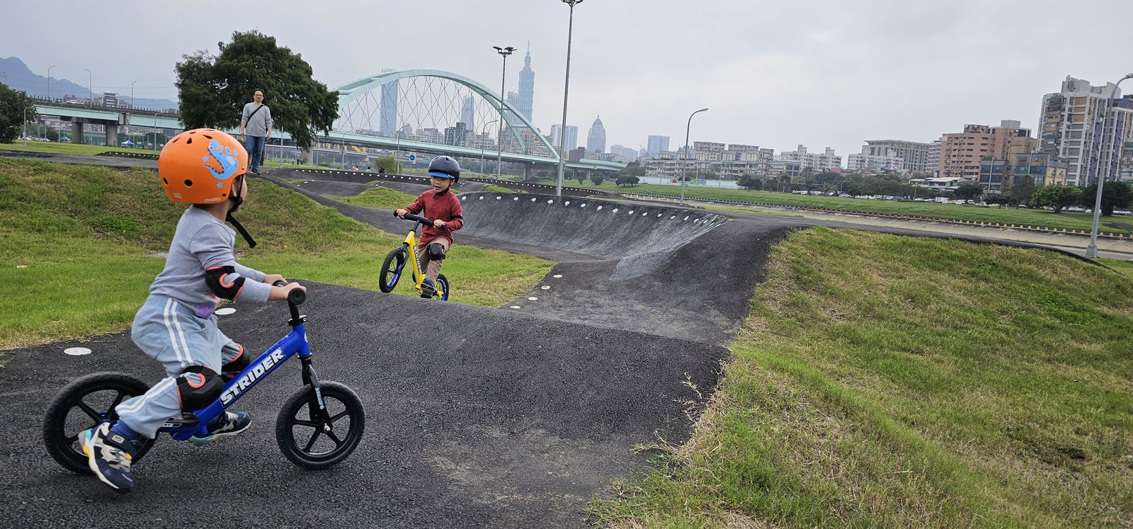 台北內湖 彩虹河濱公園輪狀車練習場：進階挑戰級的賽道/刺激好