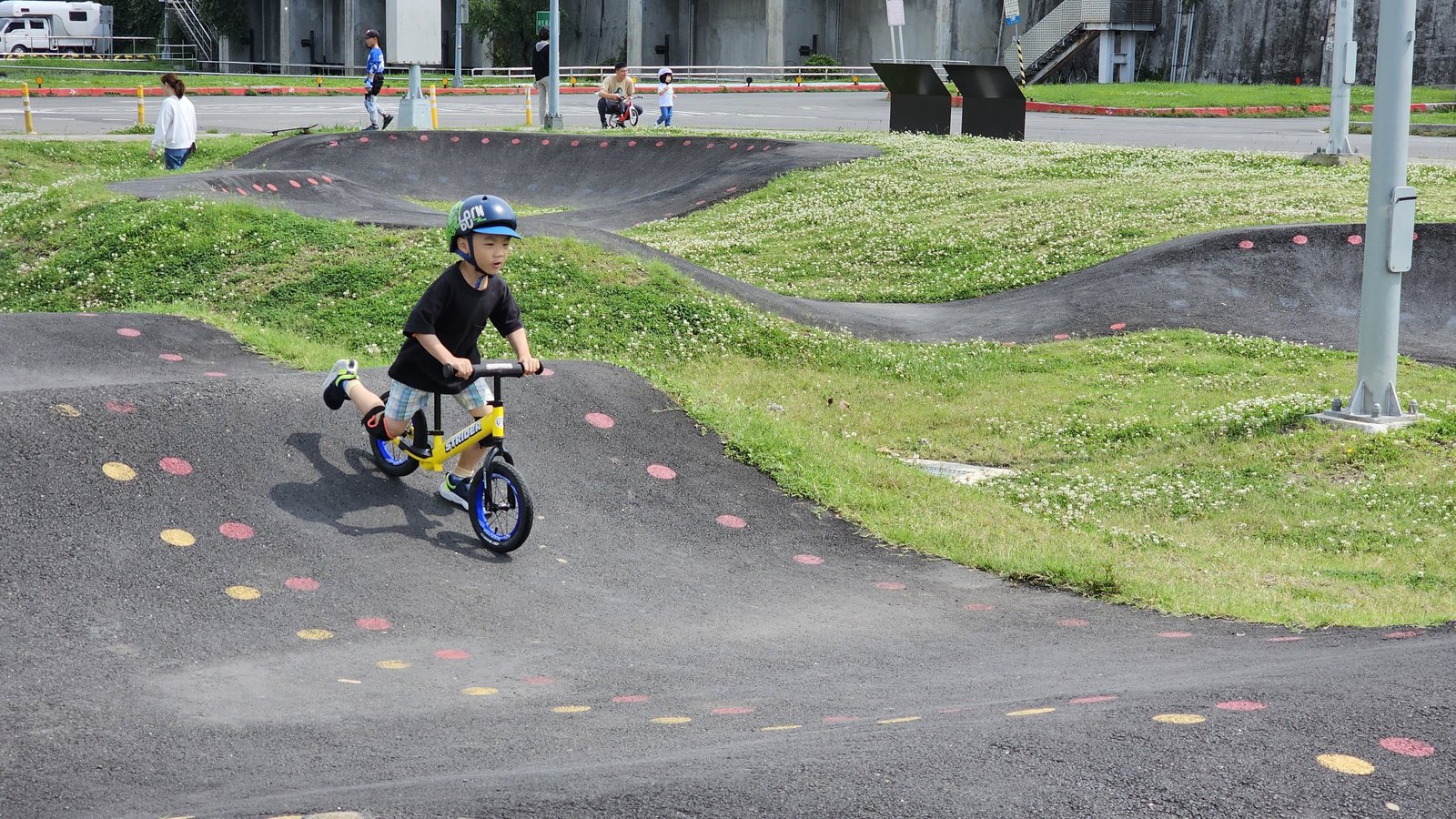 台北內湖 彩虹河濱公園輪狀車練習場：進階挑戰級的賽道/刺激好