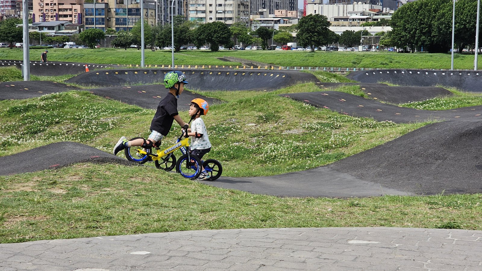 台北內湖 彩虹河濱公園輪狀車練習場：進階挑戰級的賽道/刺激好