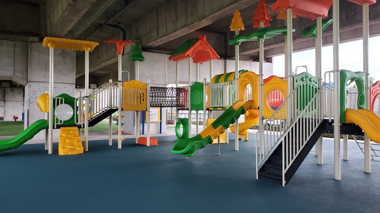 桃園 國2橋下兒童冒險公園：雨天晴天都能玩/ 瑪利歐水管跑酷