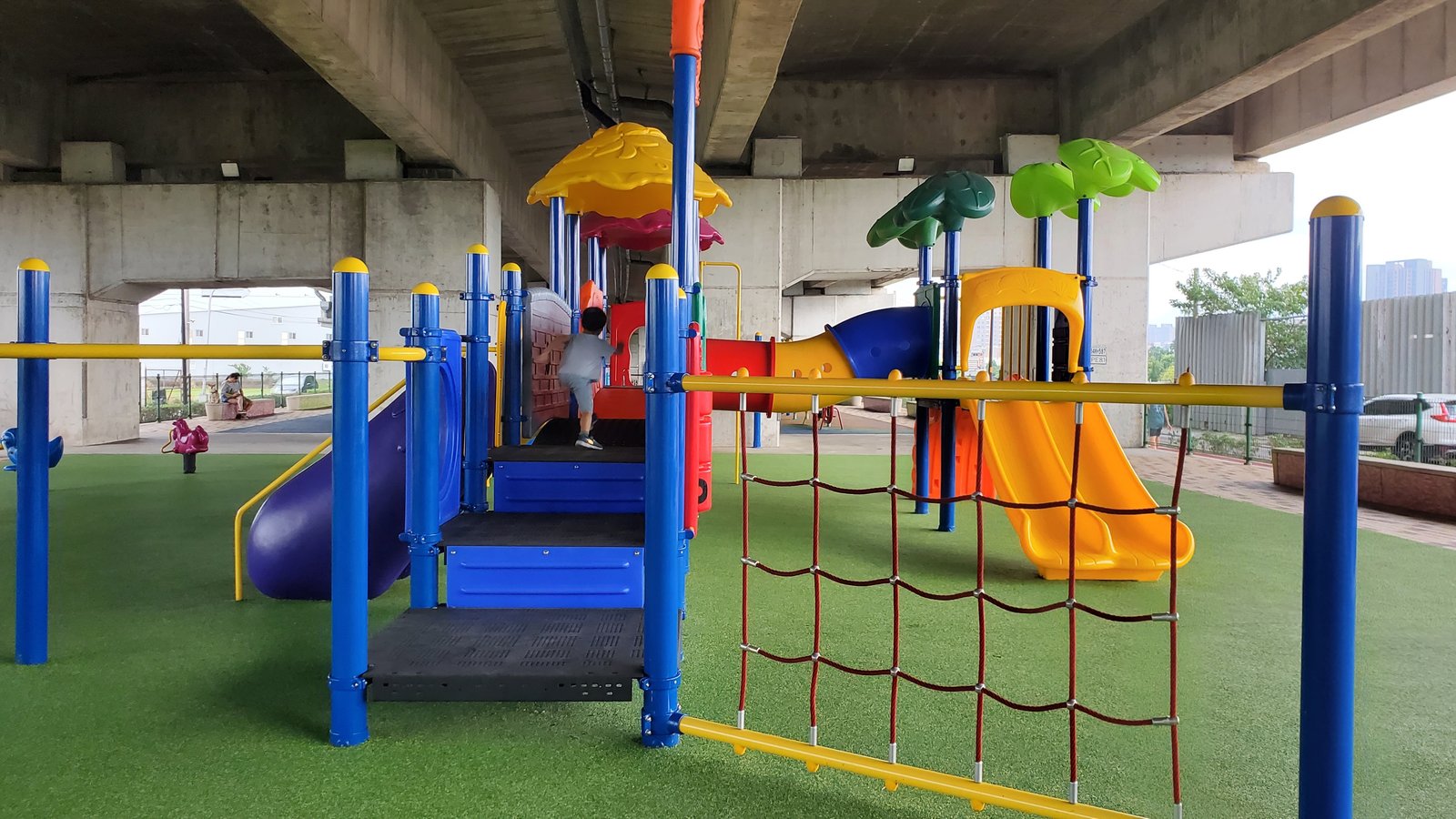 桃園 國2橋下兒童冒險公園：雨天晴天都能玩/ 瑪利歐水管跑酷