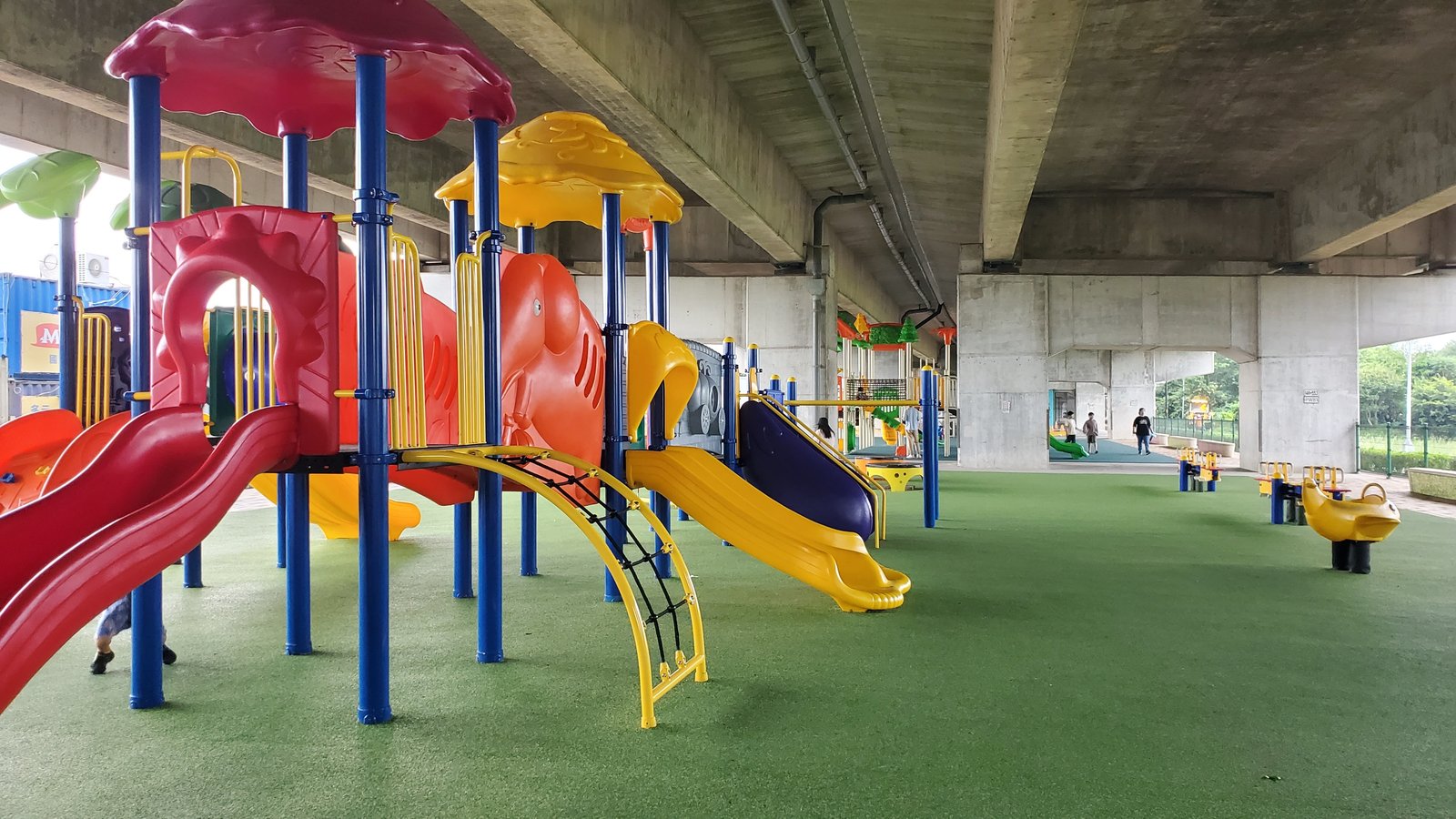 桃園 國2橋下兒童冒險公園：雨天晴天都能玩/ 瑪利歐水管跑酷