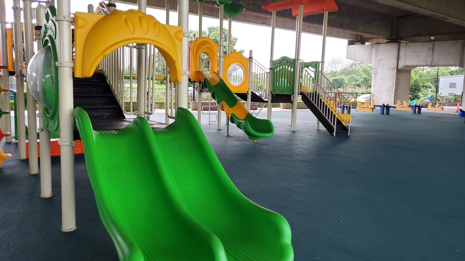 桃園 國2橋下兒童冒險公園：雨天晴天都能玩/ 瑪利歐水管跑酷